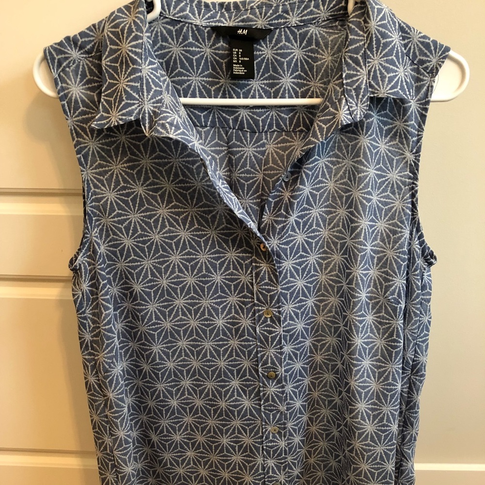 Patterned sleeveless button down blouse!
